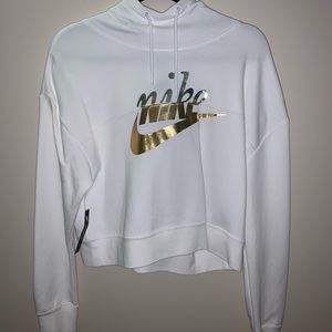 Women’s white nike sweatshirt.